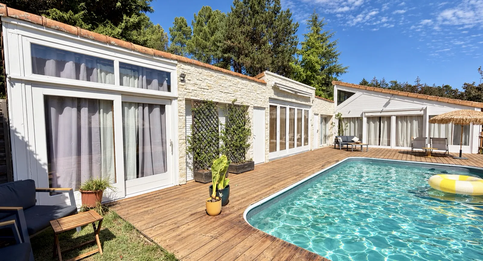 Piscine et terrasse bois des Lodges de Praly